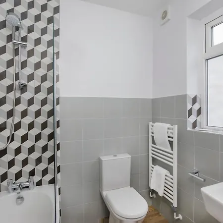 The Milton Nyaraló York